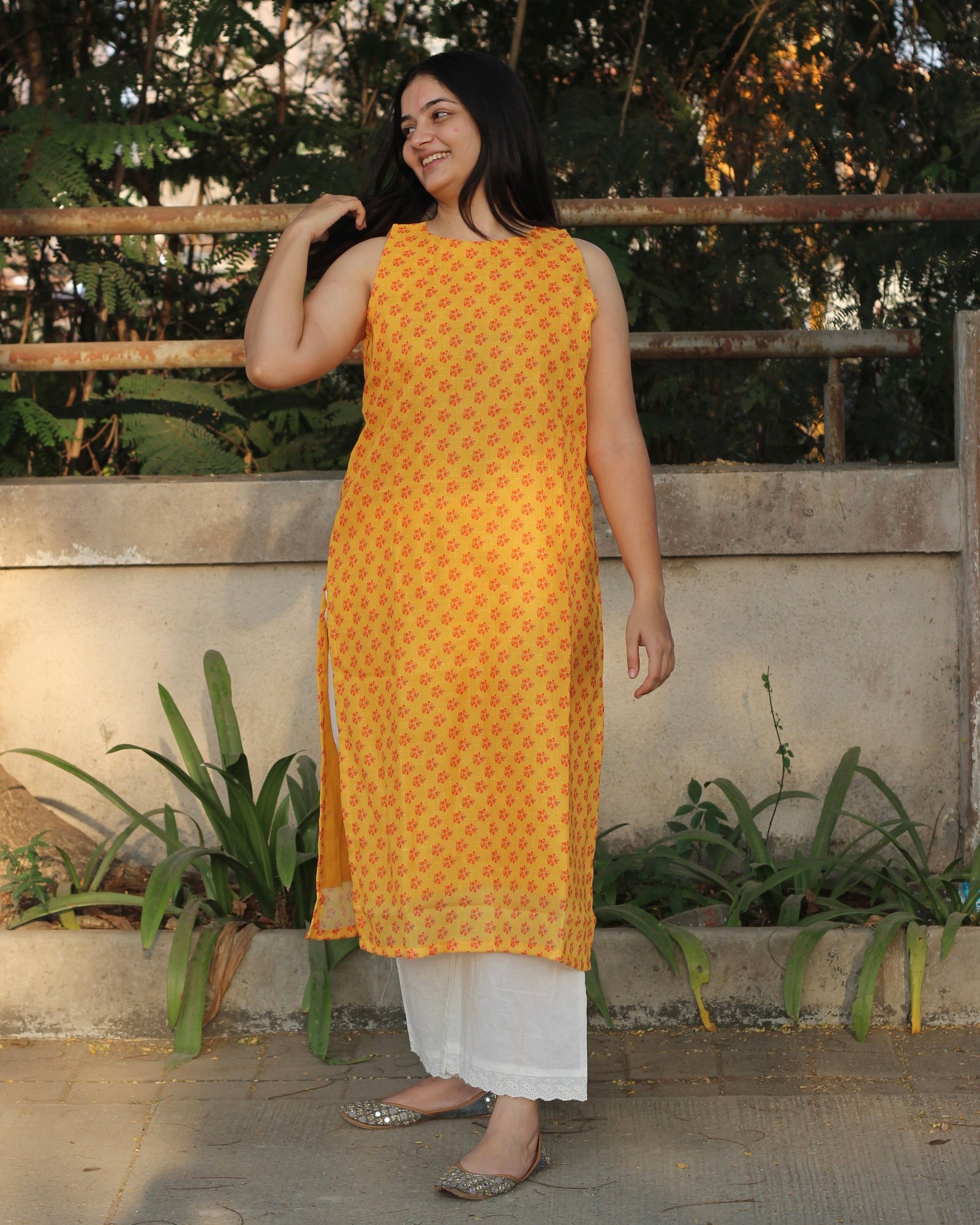 Small Florals Yellow Sleeveless Linen Kurta
